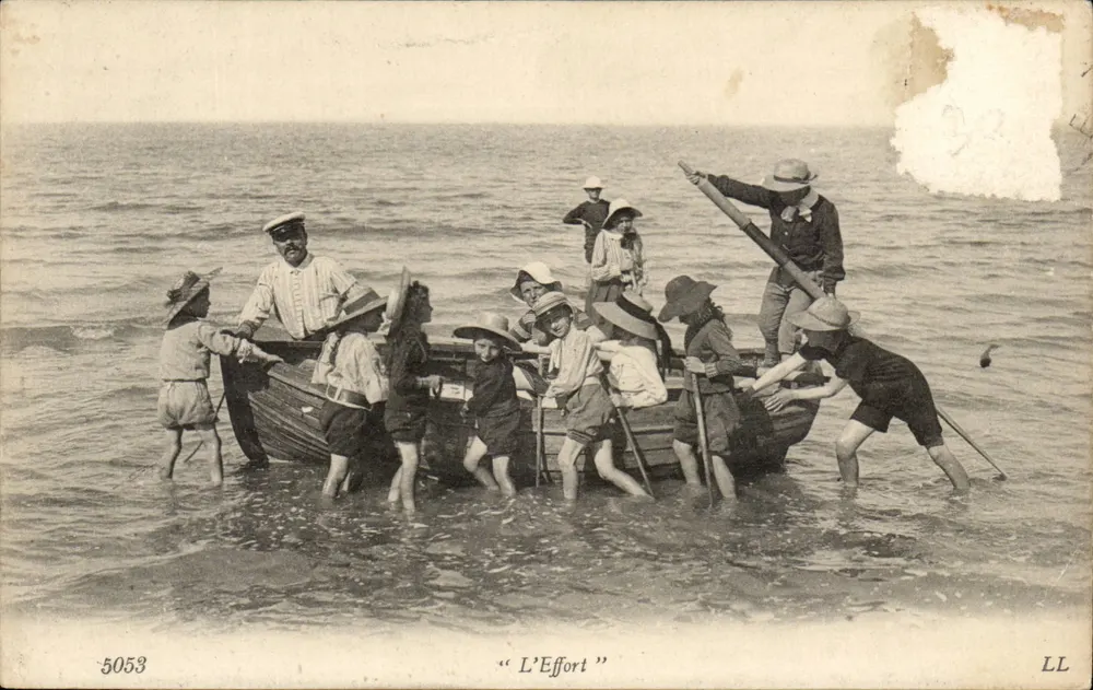 Crianças e adulto em uma barca na praia — "L’Effort" — L’Effort, n° 5053 - Frente