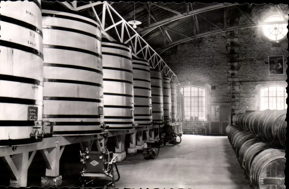 Interior da destilaria de Cognac — Cognac — Edições Van der Belles - Frente
