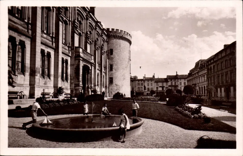 Neue Gärten des Rathauses — Angoulême — "Real-Photo" C.A. P. Strasbourg - Vorderseite