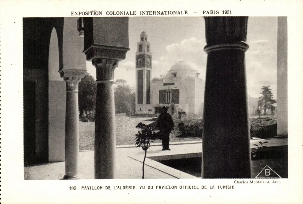 Pavillon der Algerien, von dem offiziellen Pavillon Tunesiens aus gesehen — Internationale Kolonialausstellung, Paris 1931 — Charles Montaland, Arch - Vorderseite