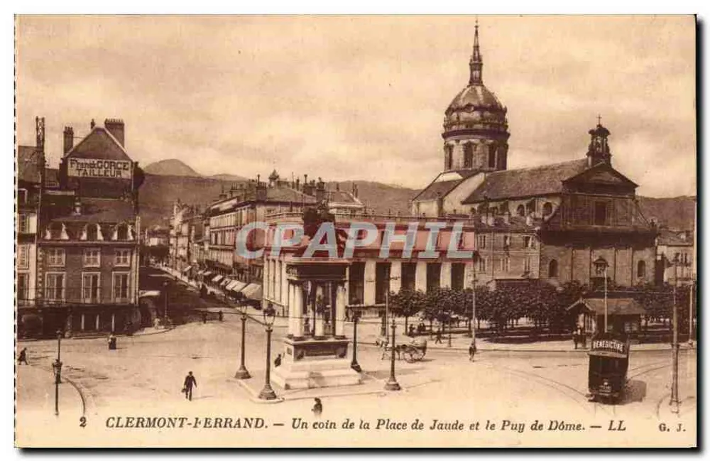 Clermont-Ferrand — Ein Eckbereich der Place Jaude und der Puy de Dôme — G. J. - Vorderseite