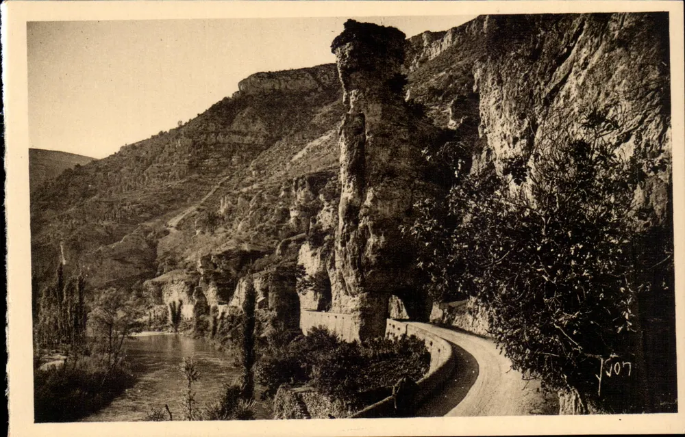 Gorges do Tarn — Pougnadoire (Lozère) — Torre Eiffel — As Edições de Arte 'VYON' Paris - Frente