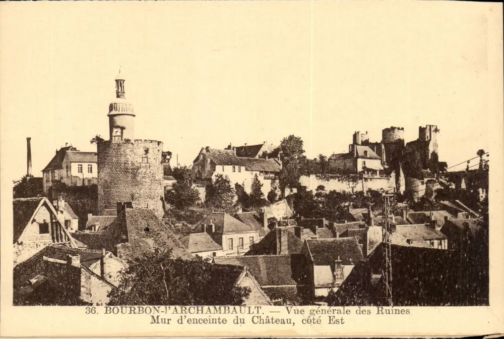 Bourbonn-Parchambault — Vista geral das Ruínas Muro de Enceinte do Castelo, lado Leste - Frente