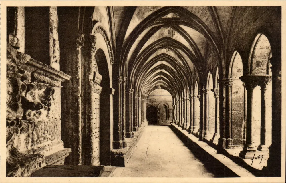 Arles (Bouches-du-Rhône) — Interior do Claustro de São Trofimé — Les Éditions d'Art 'VON' Paris - Frente