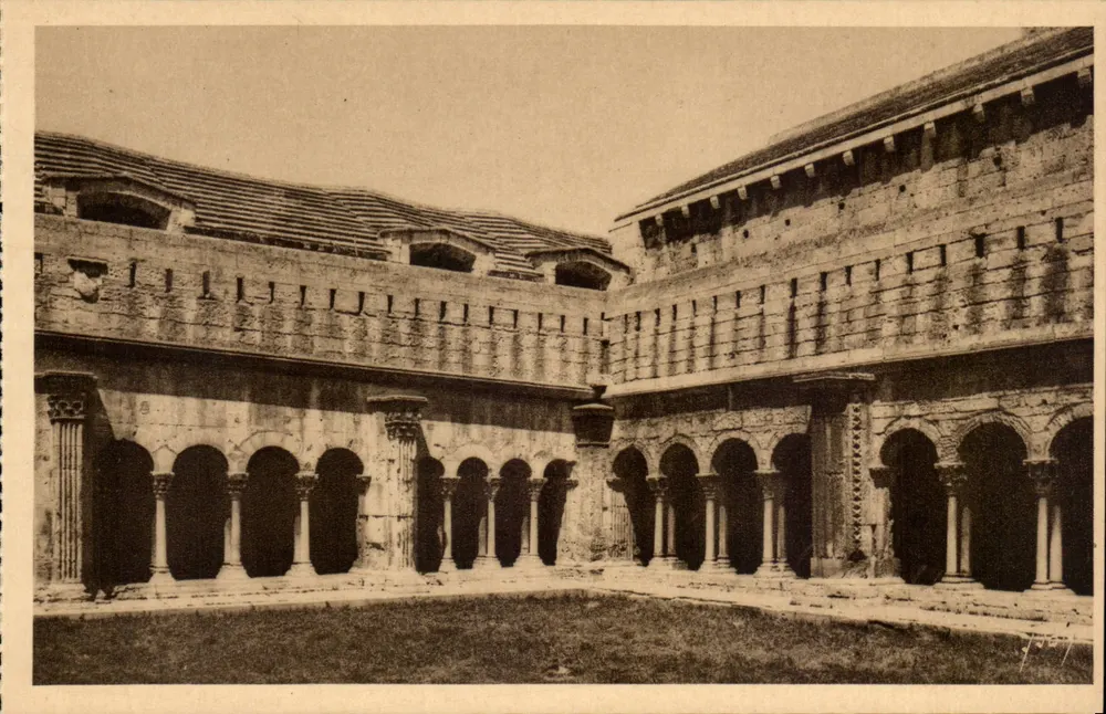 Arles (Bouches-du-Rhône) — O Claustro de São Trofimé — Edições de Arte Yvon, Paris - Frente
