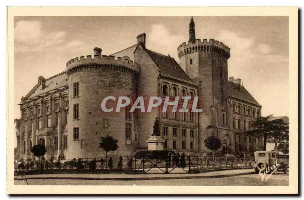 Hôtel de Ville und Nouveau Square — Angoulême — Edition A. Gilbert - Vorderseite