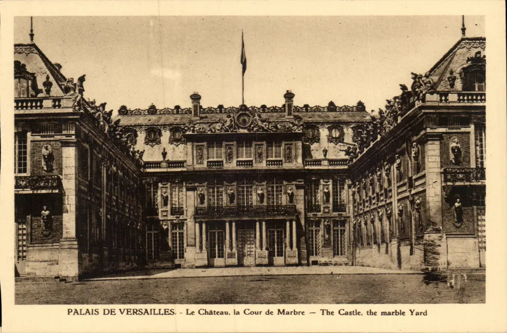 Palácio de Versalhes — O Castelo, a Cour de Marbre — E. Papeghin, Paris - Frente