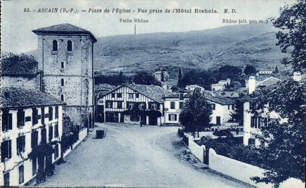 Ascaïn (B.-P.) — Place de l'Église — Aufnahme vom Hotel Etehola — M. D. - Vorderseite