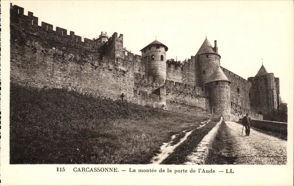 Carcassonne — A subida da porta da Aude — LL - Frente