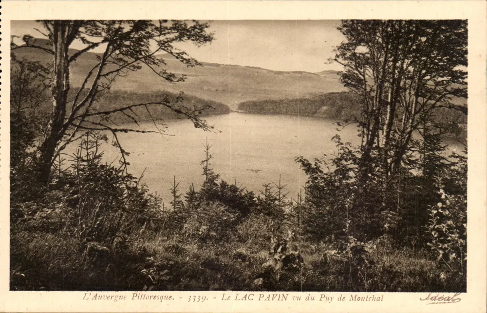 O Lago Pavin visto do Puy de Montchal — L'Auvergne Pittoresque — n° 3339 — Editor Ideal - Frente