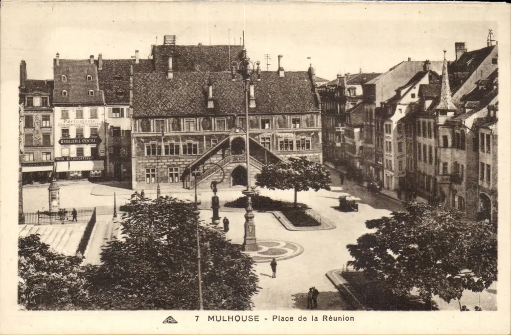 Mulhouse - Place de la Réunion — vista da praça com edifício central e comércios — editor ARA, n°7 - Frente