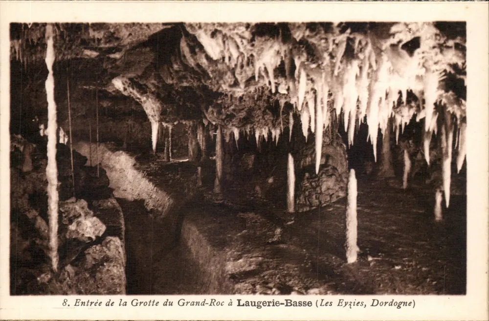 Entrada da Gruta do Grand-Roc em Laugerie-Basse (Les Eyries, Dordogne) — n°8 — Imp. François, Limoges - Frente