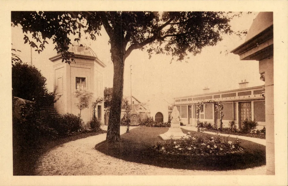Alençon — O Pavilhão — Casa das Irmãs « Oblatas de Ste-Thérèse do Menino-Jesus » — árvore plantada por M. Martin - Frente