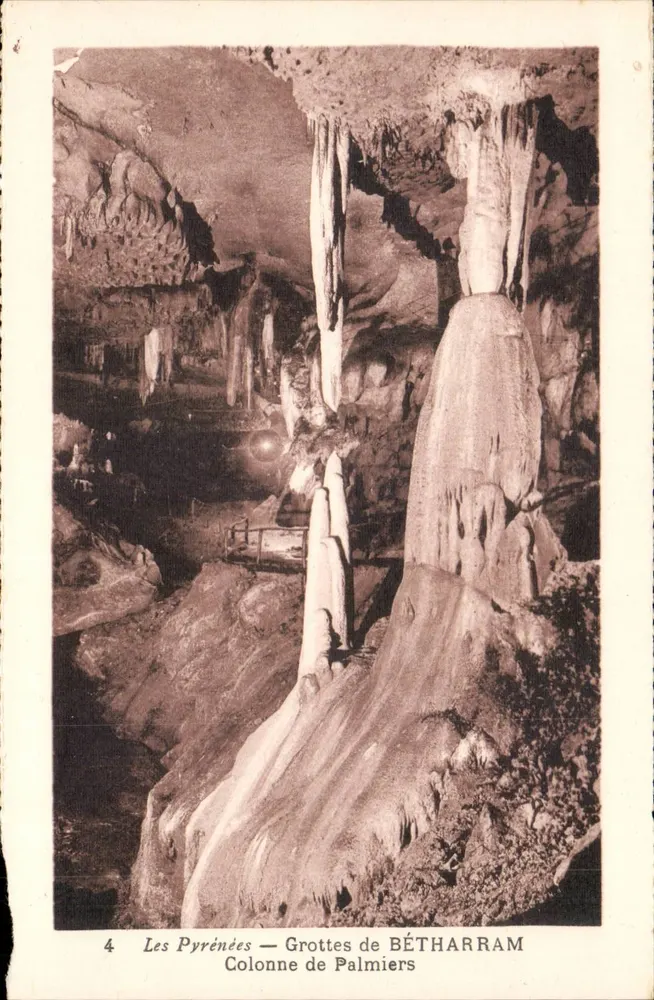 Os Pirineus — Grutas de BÉTHARRAM — Coluna de Palmeiras - Frente