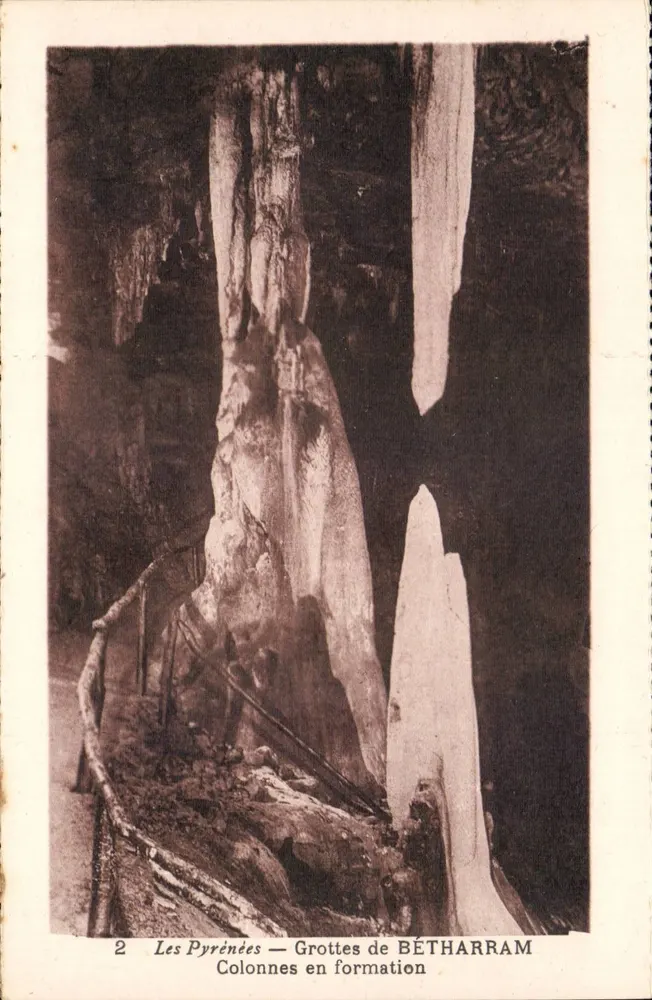 Os Pirineus — Grutas de BÉTHARRAM — Colunas em formação - Frente