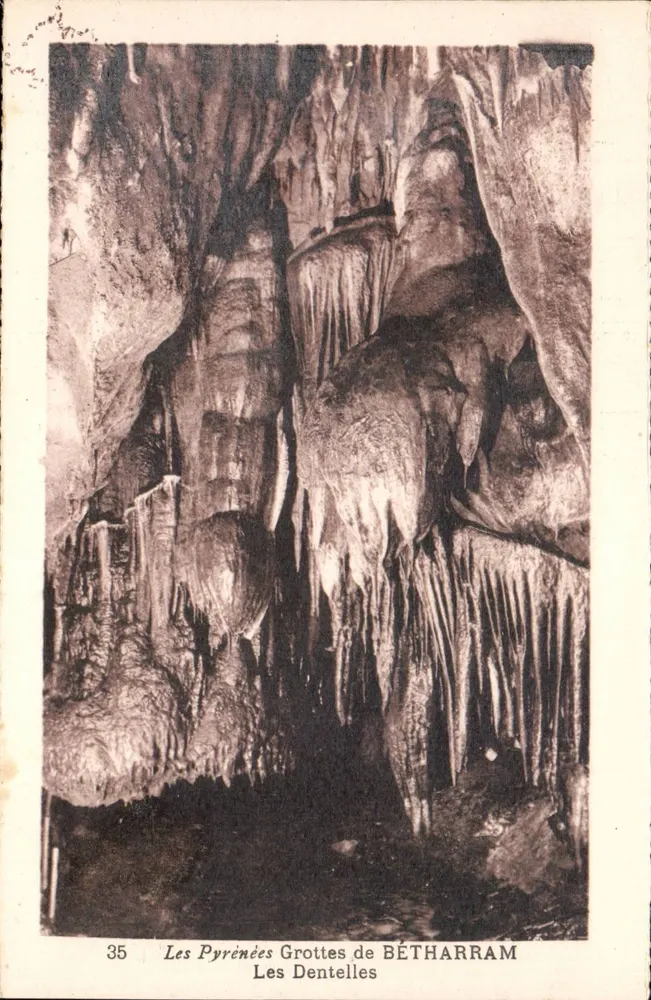 As Grutas de BÉTHARRAM — As Dentelles — Fototipia Hélio Francesa, n° 35 - Frente