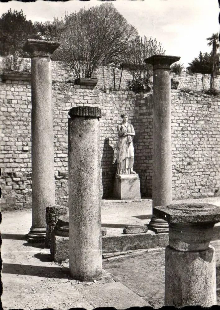 Vaison-la-Romaine — Portikus von Pompeji und Statue der Sabine — 92-32 - Vorderseite
