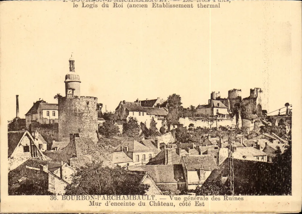 Bourbon-l'Archambault — Die drei Futs, das Logis du Roi (früheres Thermalbad) — Allgemeiner Blick auf die Ruinen, Mauer der Burg, östliche Seite — n°36 - Vorderseite