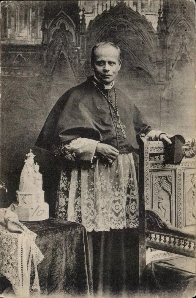 Padre em traje eclesiástico — diante de decoração gótica — editor desconhecido, n° de série 10 - Frente