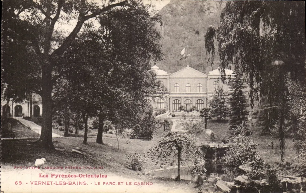 Vernet-les-Bains — Der Park und das Casino — Phototypie Labouche Frères, Toulouse, n°63 - Vorderseite