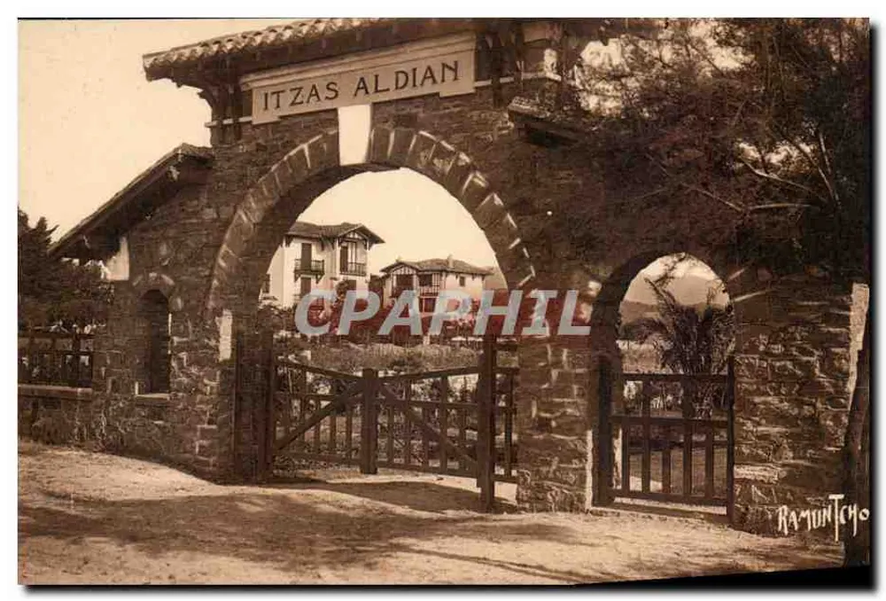 Itzas Aldian — Portal de pedra com inscrição — Ramuntcho - Frente