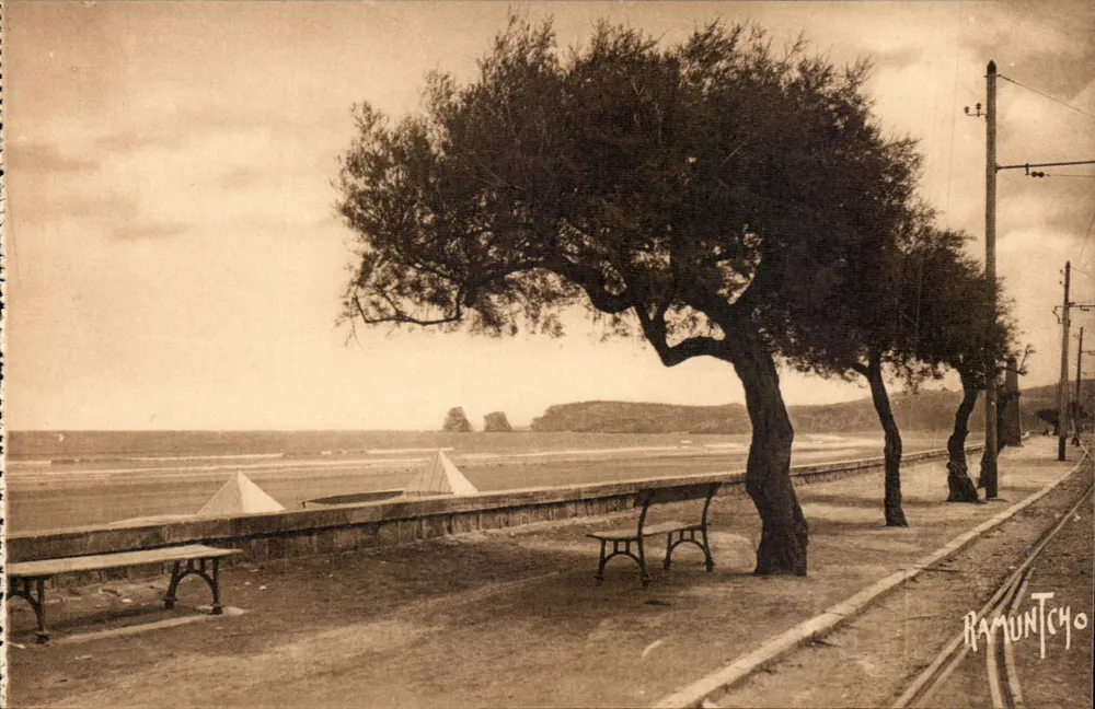 Hendaye — Boulevard de la Plage — Les Deux Jumeaux — Artistische Editionen Raymond Bergavin, La Rochelle - Vorderseite