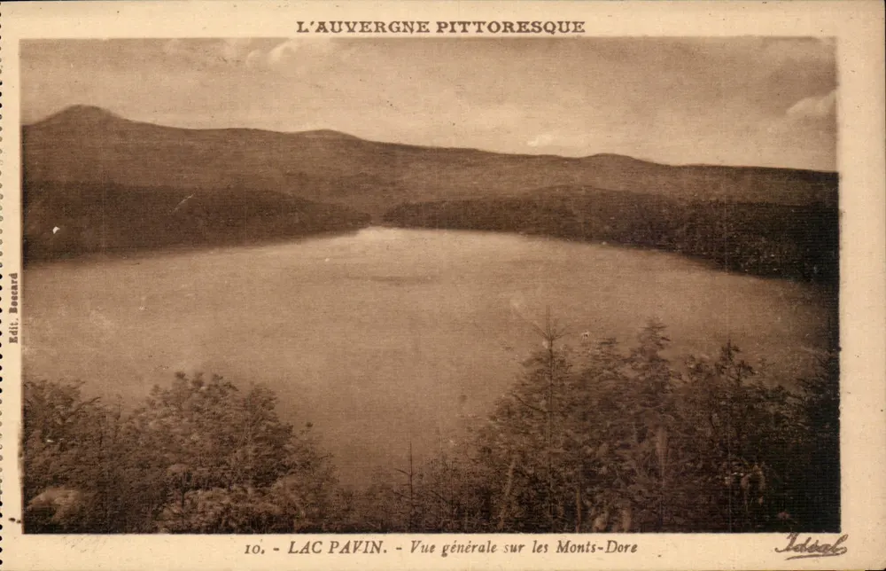 Lac Pavin - Allgemeiner Blick über die Monts-Dore — Die malerische Auvergne, n°10, Éd. Bonnard - Vorderseite
