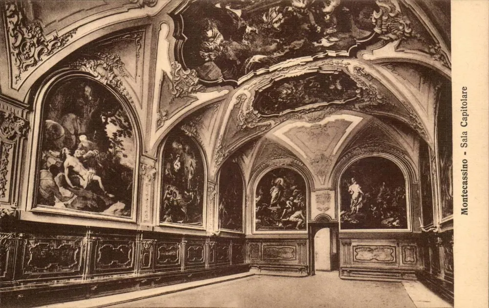 Montecassino - Sala Capitolare — reich verziertes Innenraum mit Fresken und bemaltem Decken - Vorderseite
