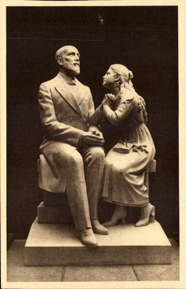Santa Tereza da Criança Jesus pedindo ao pai a permissão para entrar no Carmelo aos 15 anos — escultura de Alliot — Les Buissonnets - Frente
