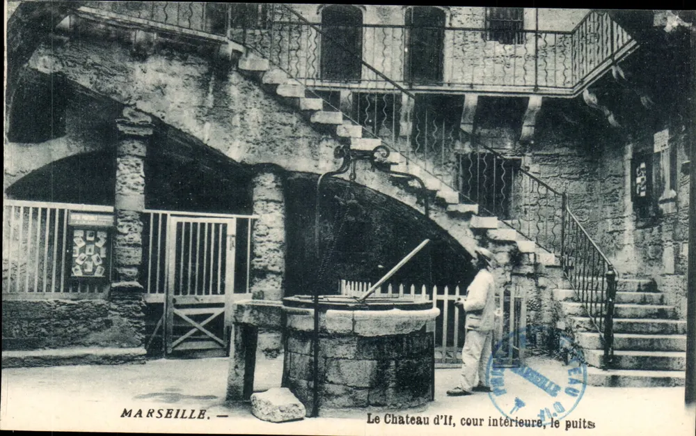 Marselha — O Castelo de If, pátio interno, o poço — Editor não identificado - Frente