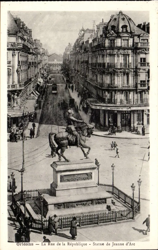 Orléans — Die Rue de la République — Statue der Jeanne d'Arc - Vorderseite
