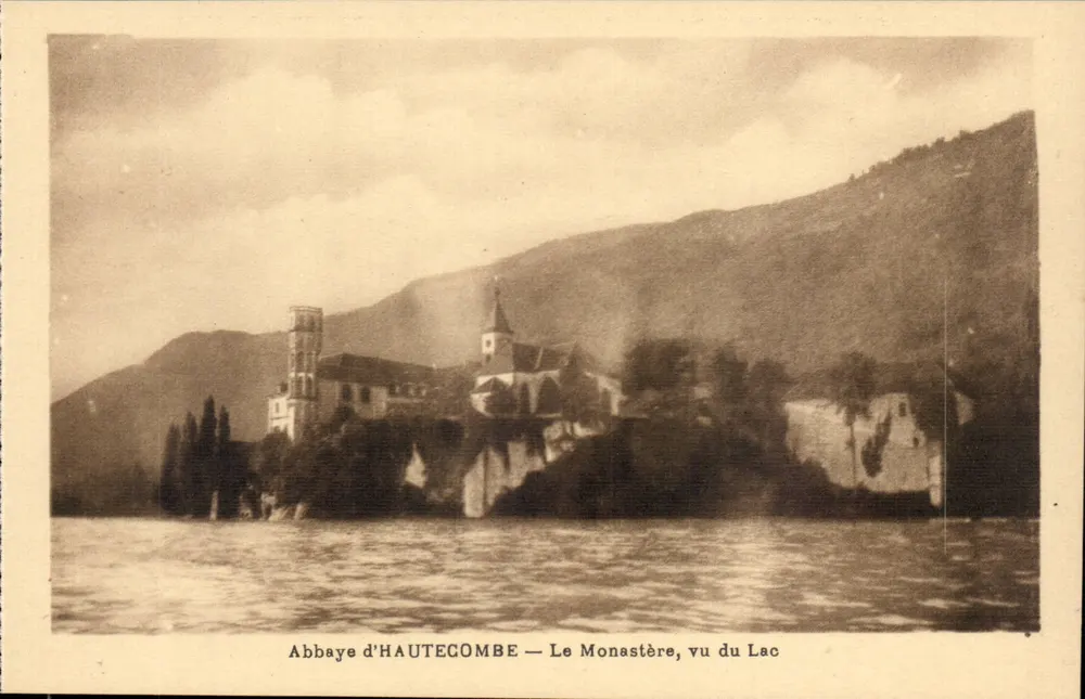 Abtei HAUTECOMBE — Das Kloster, Ansicht vom See - Vorderseite
