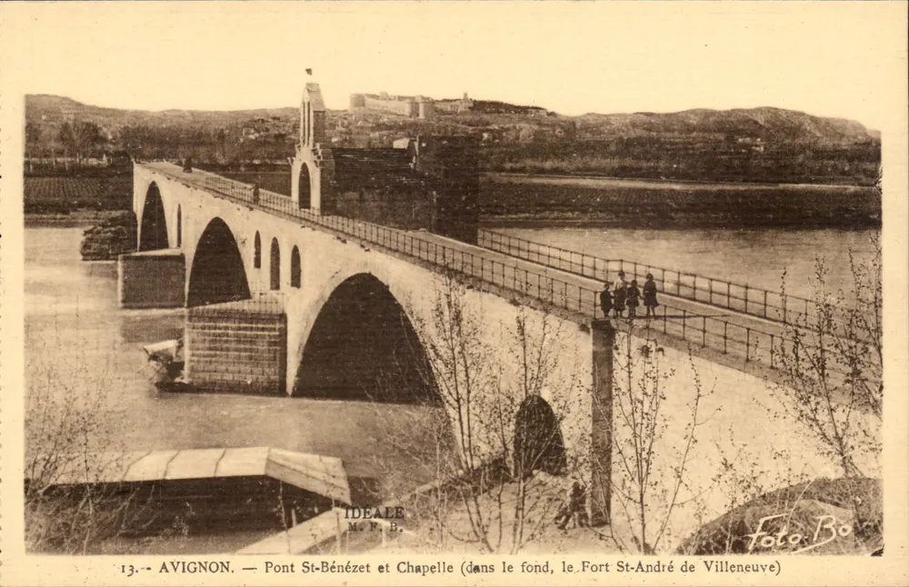 Avignon — Pont Saint-Bénézet e capela, com o Forte Saint-André de Villeneuve em segundo plano — IDEALE M. F. B. - Frente