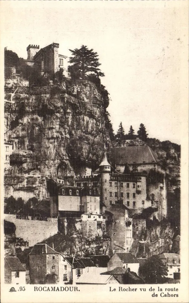 Rocamadour — Ansicht des Felsens von der Straße nach Cahors — Hotel Marie - Vorderseite