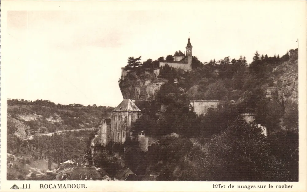 Rocamadour — Efeito de nuvens sobre o rochedo — C* dos Arts Photomécaniques, Strasbourg - Frente