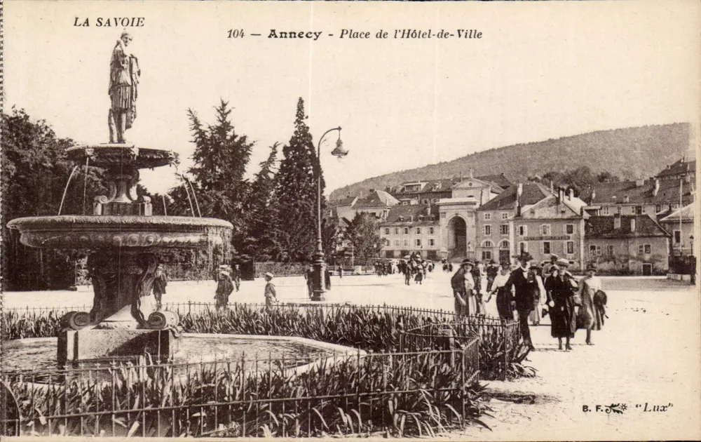 Annecy - Place de l'Hôtel-de-Ville — Statue auf Brunnen, Spaziergänger — B.F. "Lux" n°104 - Vorderseite