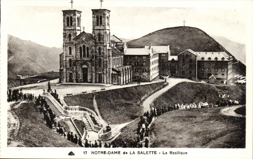 Nossa Senhora de La Salette — A Basílica — Editor: NSD (Santuário de La Salette) - Frente