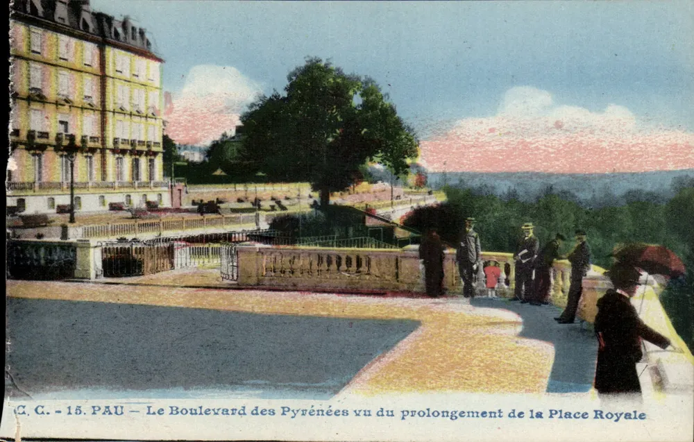 Pau — Der Boulevard des Pyrénées aus der Verlängerung der Place Royale gesehen — C.C. n°15 - Vorderseite