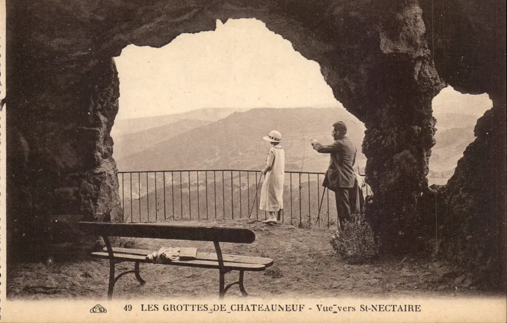 Grutas de Châteauneuf — Vista para St-Nectaire — n°49 - Frente