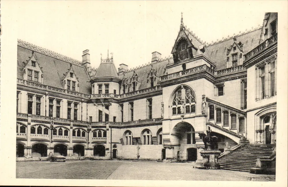 Château de Pierrefonds — Cour d'Honneur — Édition des Monuments Historiques - Frente