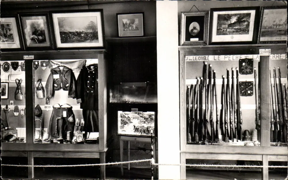Loigny-la-Bataille — Museum — Vitrinen mit französischen Soldaten, Dioramen, Waffen - Vorderseite