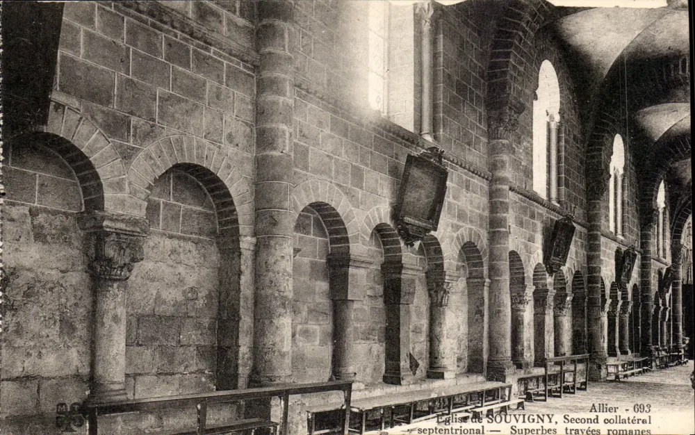 Kirche von SOUVIGNY — Zweiter Seitenaltar — Prächtige romanische Pfeiler — Allier - 693 - Vorderseite