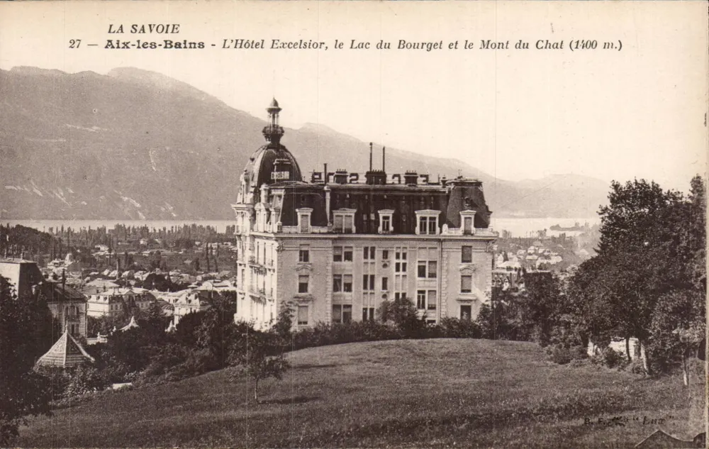 Aix-les-Bains - Das Hotel Excelsior, See Bourget und Berg Chat (1400 m.) - Vorderseite