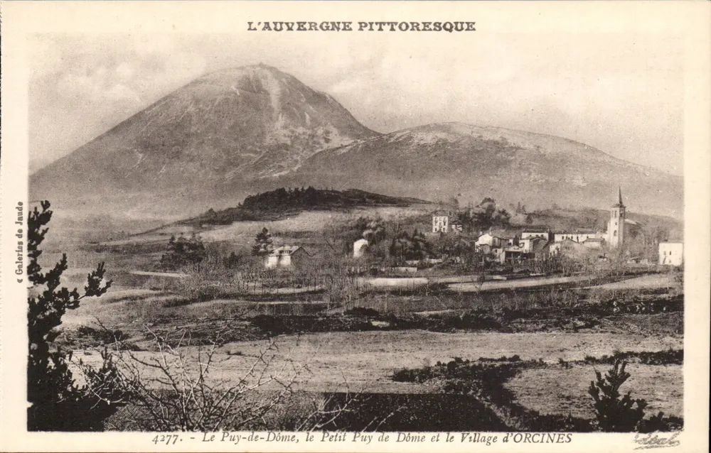 Le Puy-de-Dôme, der Kleine Puy de Dôme und das Dorf Orcines — Pittoreske Auvergne — Galeries de Jaude, Nr. 4277 - Vorderseite