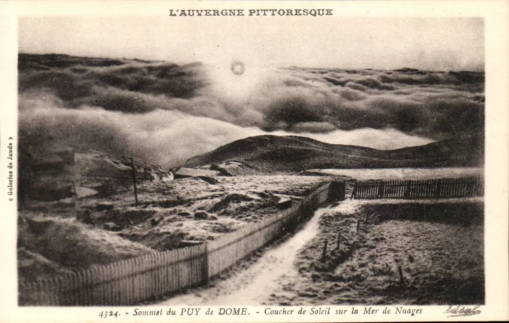 Gipfel des Puy de Dôme — Sonnenuntergang über das Meer der Wolken — Galeries do Jauda - Vorderseite