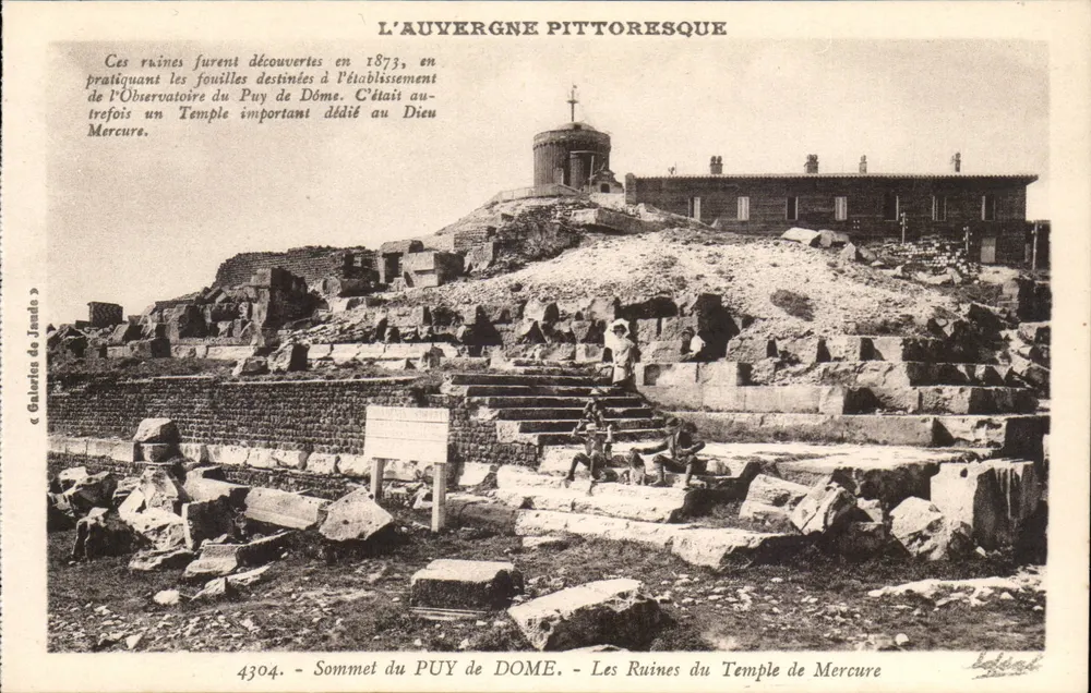 Gipfel des Puy de Dôme — Ruinen des Tempels Merkur — Galeries du Jande - Vorderseite