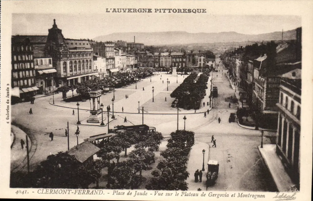Clermont-Ferrand — Place de Jaude — Ansicht des Plateaus de Gergovia und Montrognon — Verlag: Idéal (Allier) - Vorderseite