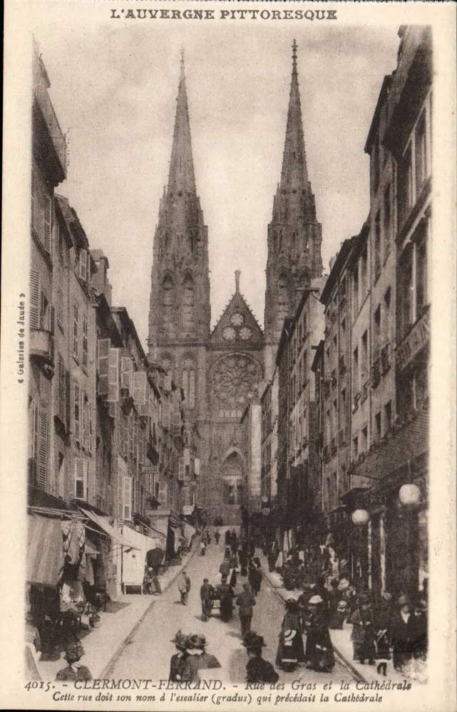 Clermont-Ferrand — Rue des Gras und die Kathedrale — Galeries de Jaude - Vorderseite