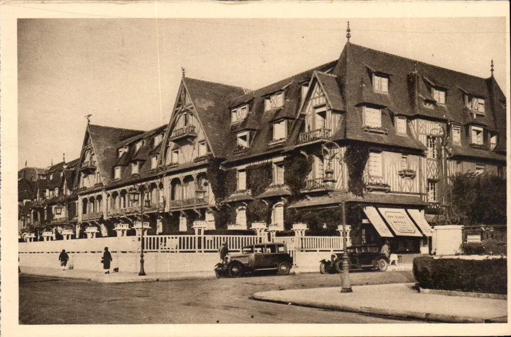 Deauville, die Blühende Strände — Hotel Normandy — Architekt Petit - Vorderseite