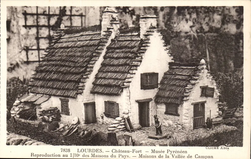 Lourdes — Schloss-Festung — Pyreneen-Museum — 1:10-Vergrößerung der Häuser des Landes - Vorderseite